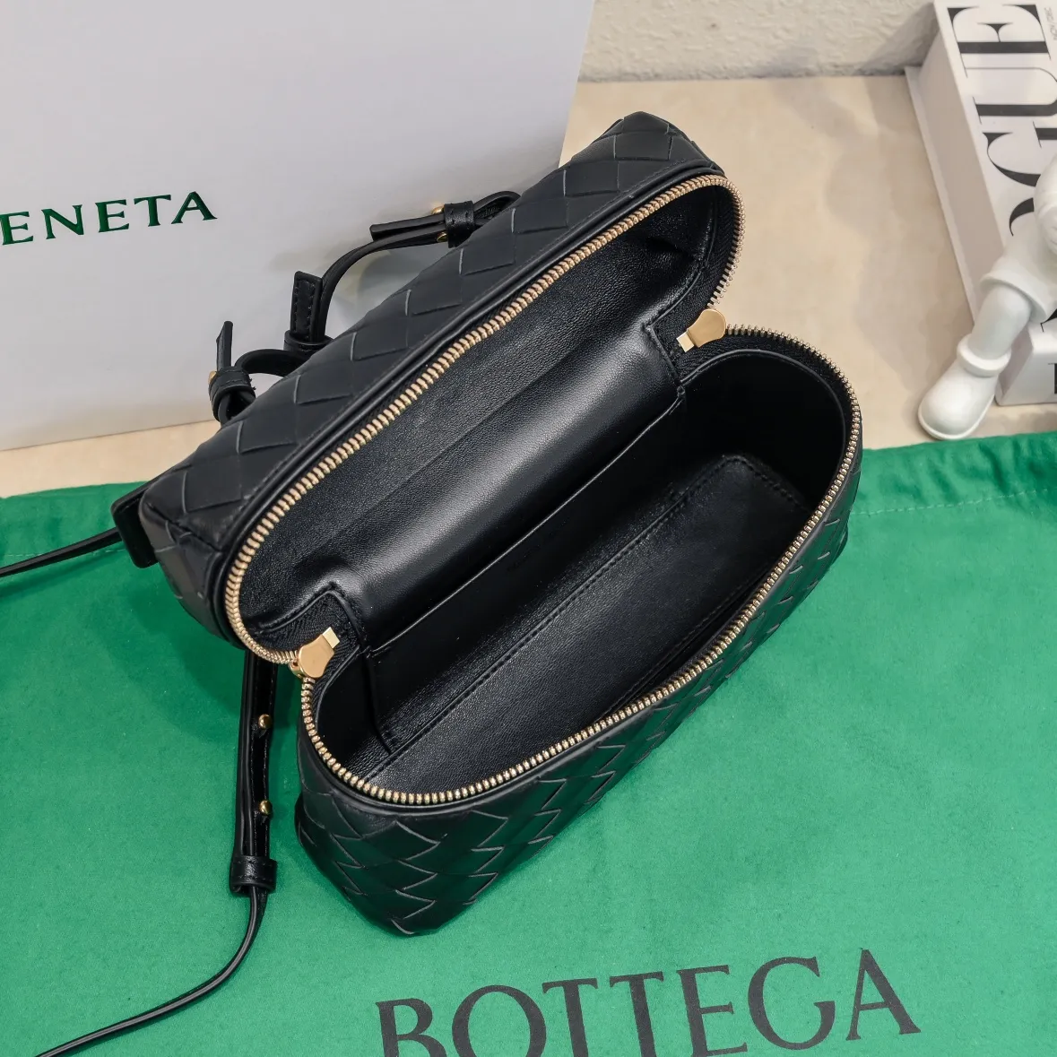 Batch 1360 Bottega Veneta 24 spring and summer woven zipper crossbody bag. A crossbody bag that can be used as a cosmetic bag. The exquisite weaving and compact body are an indispensable accessory for the upcoming summer. The double zipper also better protects the bag. It has a large capacity. If you like it, don’t miss it. Style number: 9109 Size: 22*12.5*5cm